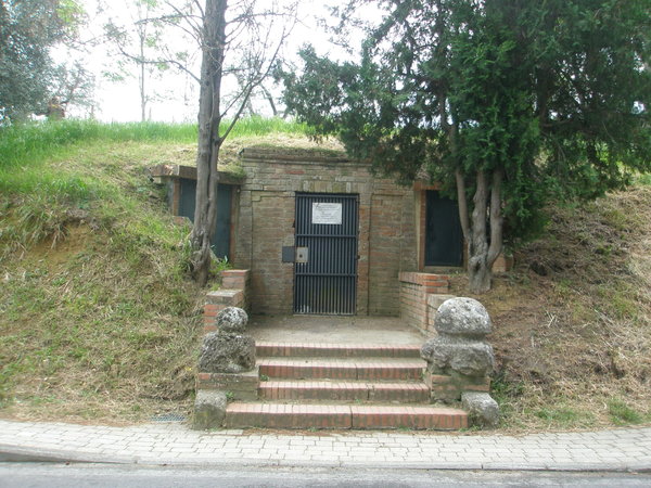 26.4.2011 - Chiusi - Tomb of the Monkey