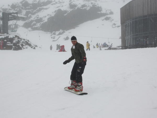 Mands 1'st go at snow boarding