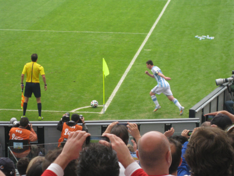 Messi taking a corner kick (Luiz took this photo)