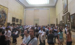 crowd to see the mona lisa