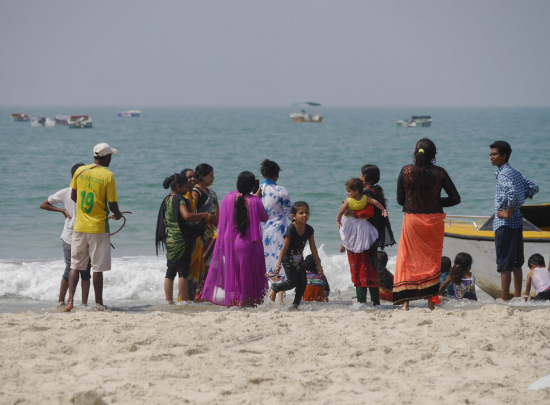Lovely that there are as many Indians on holiday in Goa as anyone else and they do love to be on the beach, including in the water fully dressed in their gorgeous saris.