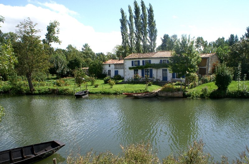 Along the river out of Coulon. Houses with mailboxes on the other side of the water !