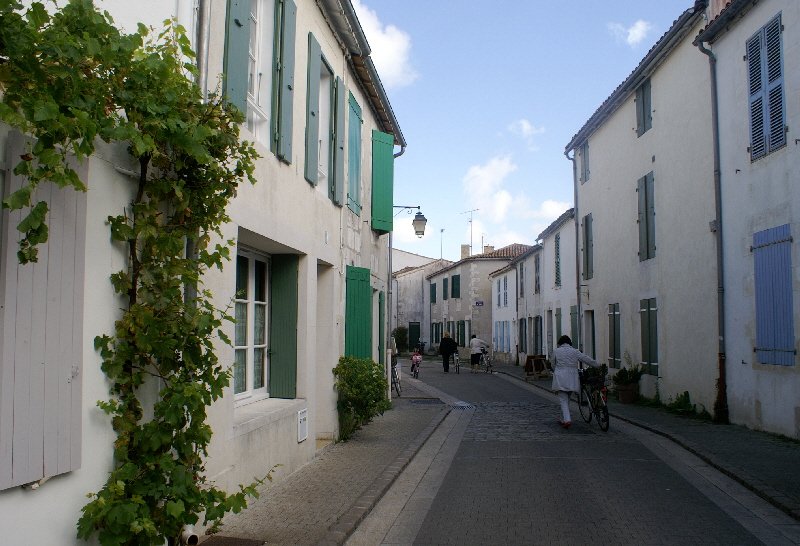 La Flotte, white buildings line the narrow streets
