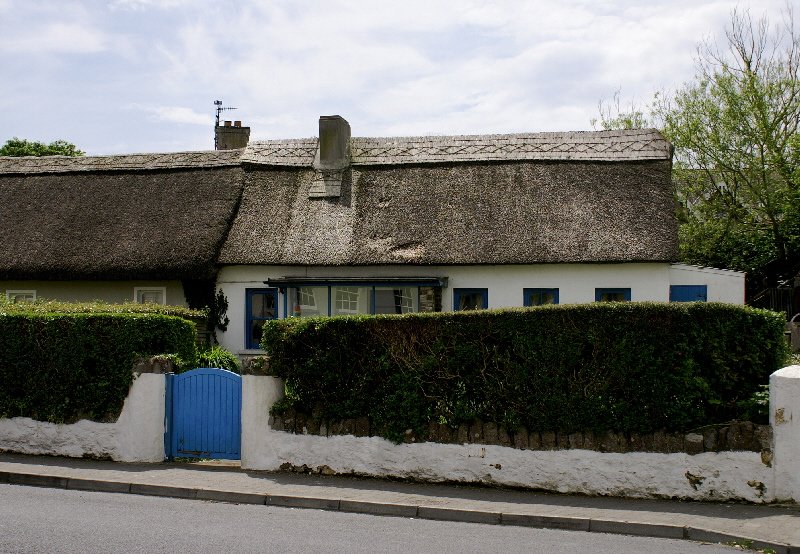 There are a few pretty thatched cottages in Dunmore East. One, which I delined to photograph, had a modern conservatory sticking out the front. 
