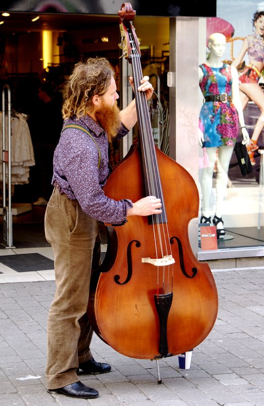 Loved this busker. He so suited that enormous double bass