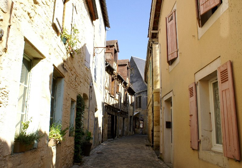 Through the back streets of old Montignac