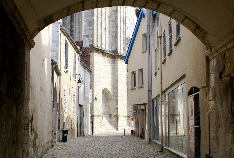 I always like archways. This is one of Bourges's