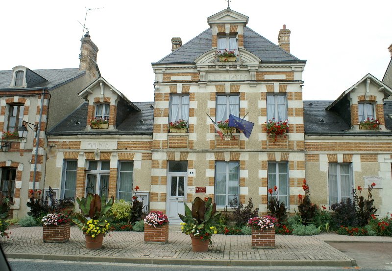 Mairie en route for the Loire. So typical of the area and very flowery.