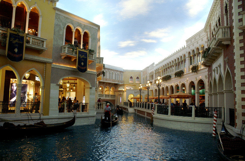 A Venice canal in Las Vegas inside a hotel no less ! | Photo