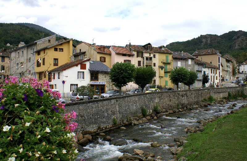 Ax-les-Thermes houses along the river