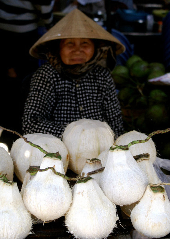  Nha Trang market - friendly coconut drink lady