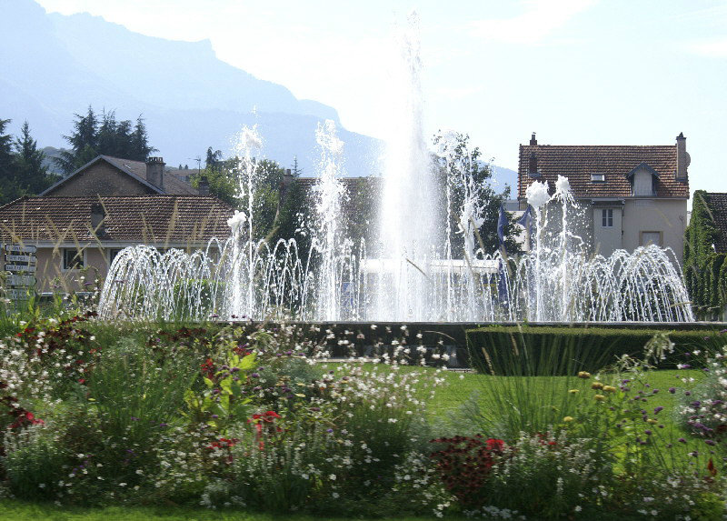 Super fountain on the roundabout near Aix les Bains