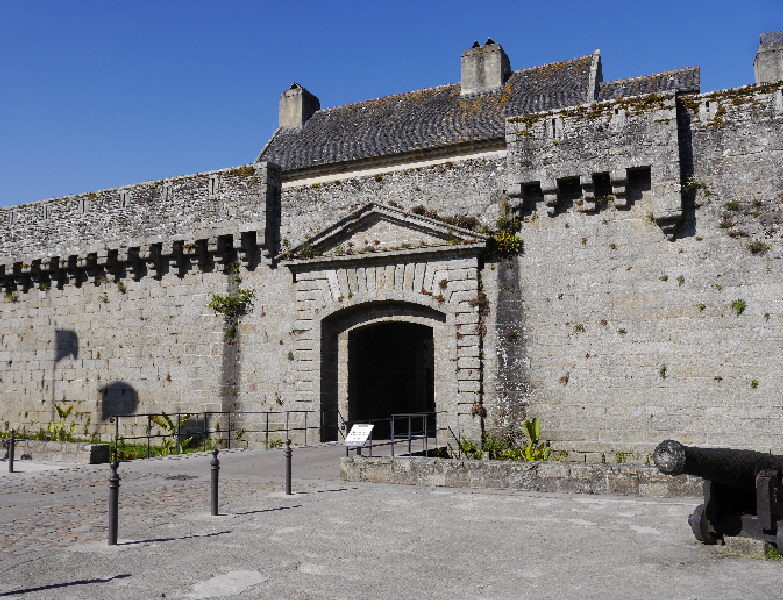 Concarneau -city walls keeping out all attackers but letting all the tourists in