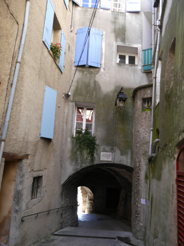 Sisteron old town, high buildings, higgledy piggledy windows