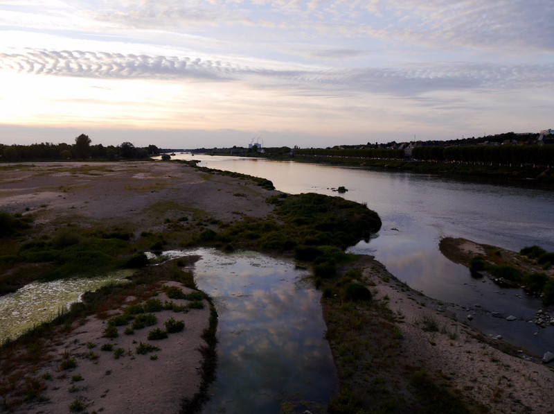 The sky of the setting sun reflects nicely in the shallow pools at the south side of the Loire