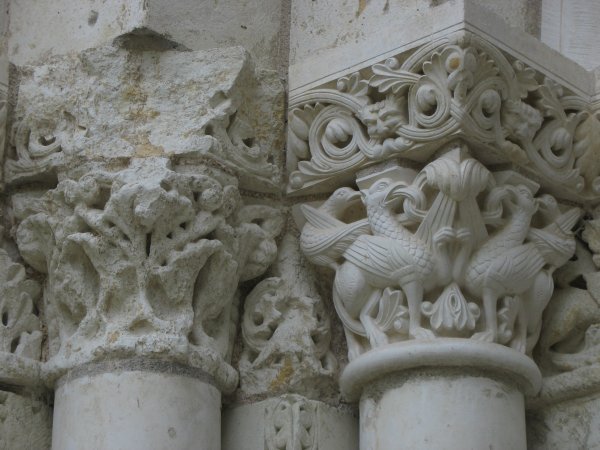 columns outside of Abbaye de Fontevraud