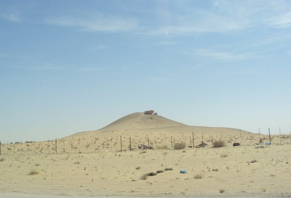 Nisip cu pietre ( o mulțime de cariere de piatra de o parte si de alta a drumului); aici un "OZN" in vârful unei dune