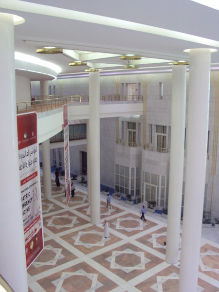 Interioriul cladirii, pe 4 nivele (salile "mici" sunt la fiecare nivel)
