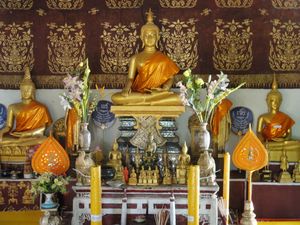 Inside Wat Saen temple