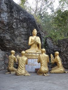 Buddhas near That Chomsi