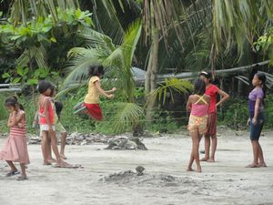 Girls at play, Malapascua