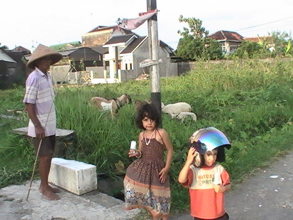 Mis hijos cerca a las plantaciones de arroz