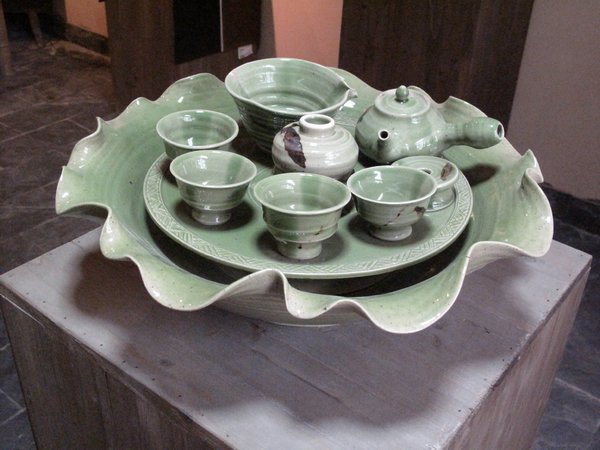Tea serving set by Kim Gwang Suk