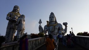 Astounding statues at Murudeshwar – Ravana giving the Atma Linga to the little Brahmin boy (Ganesha)