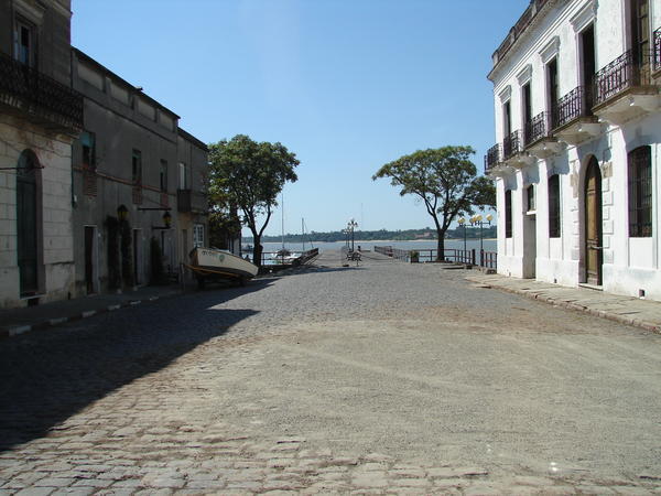 the cute cobbled streets in colonia