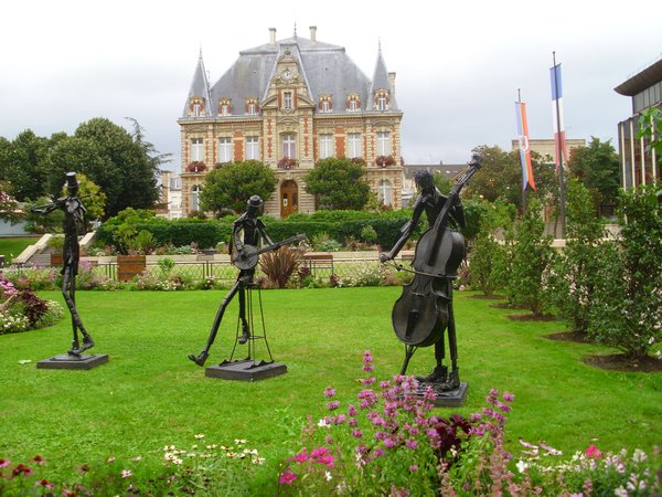 Rueils town hall with band sculptures