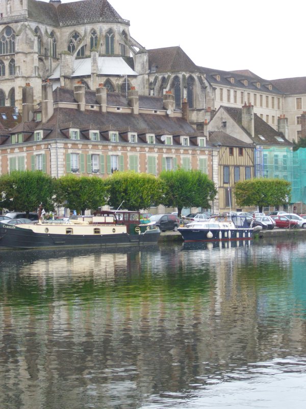 Ozzy on her mooring under Auxerre cathedral