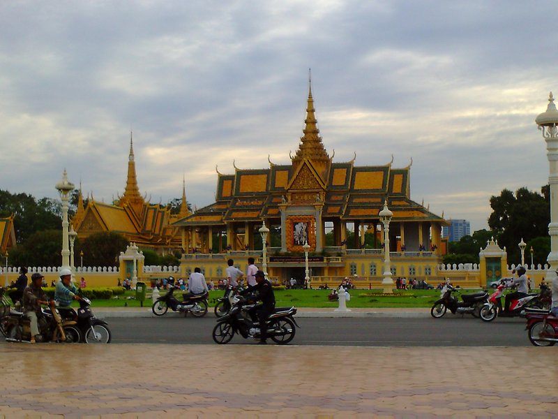 View to the palace from the riverside