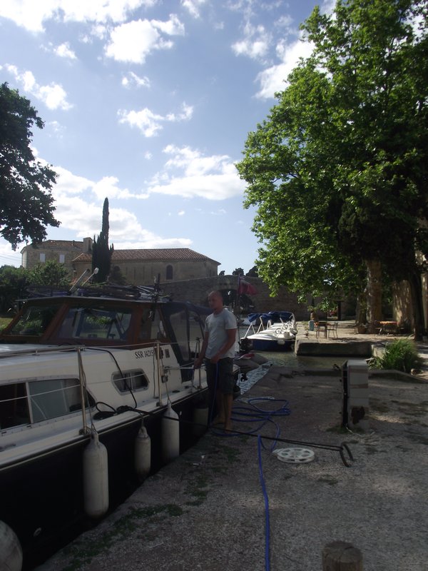 Ozzy filling up with water at Le somail