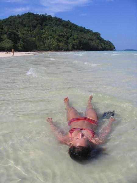 Laying in the shallows of Ao lu Mo di beach