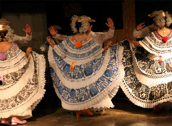 Dancers in Panama´s national dress
