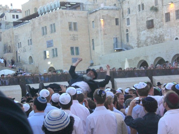 Tossing a rabbi on Shabbat at the Western Wall