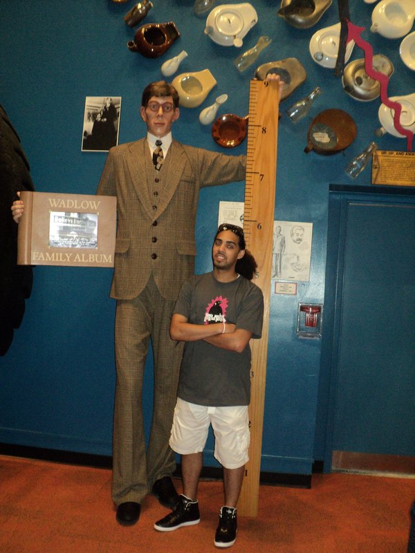 mikayl with the tallest man in the world | Photo