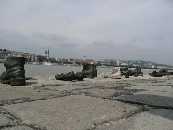 A statue for the people who were drowned in the Danube