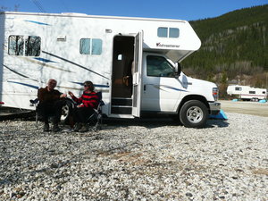 Drinking a glas of wine in front of our motorhome at Dawson City.