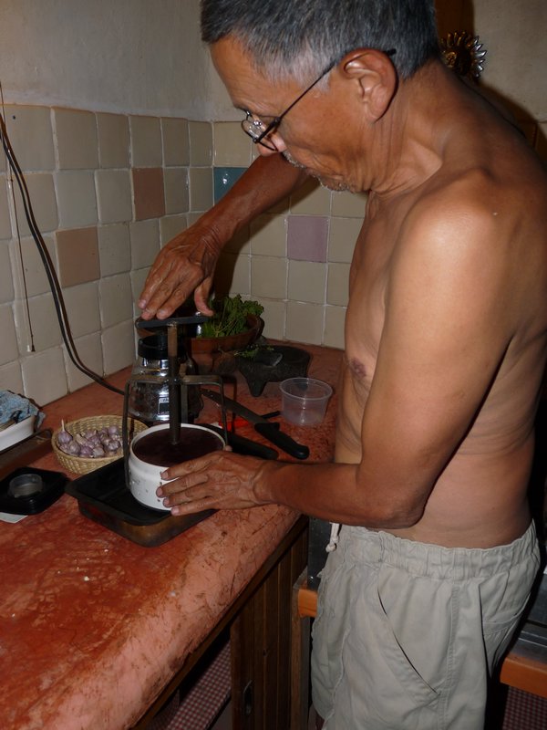 Jose Luis enseÃ±andonos a hacer queso/Jose Luis teaching us how to make cheese