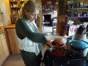 nuestra anfitriona haciendo salsa para pasta/Our host making pasta sauce Erongaricuaro