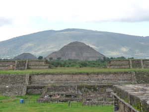 Pirámide del sol primer plano y la de la luna al final, Tehotihucán/Sun pyramid first and the moon´s at the end, Tehotihuacán