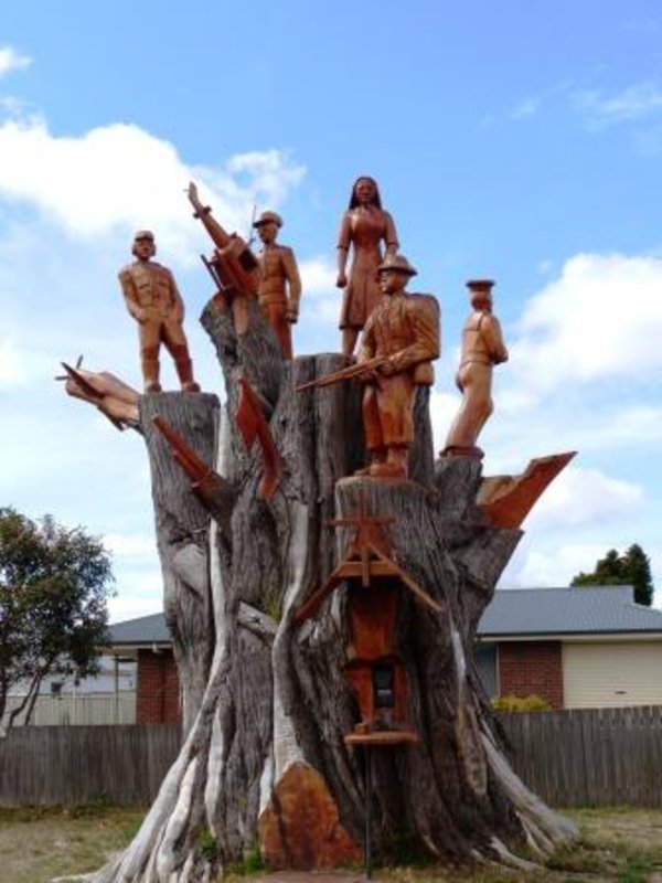 Chainsaw tree sculptures - war heros - Legerwood