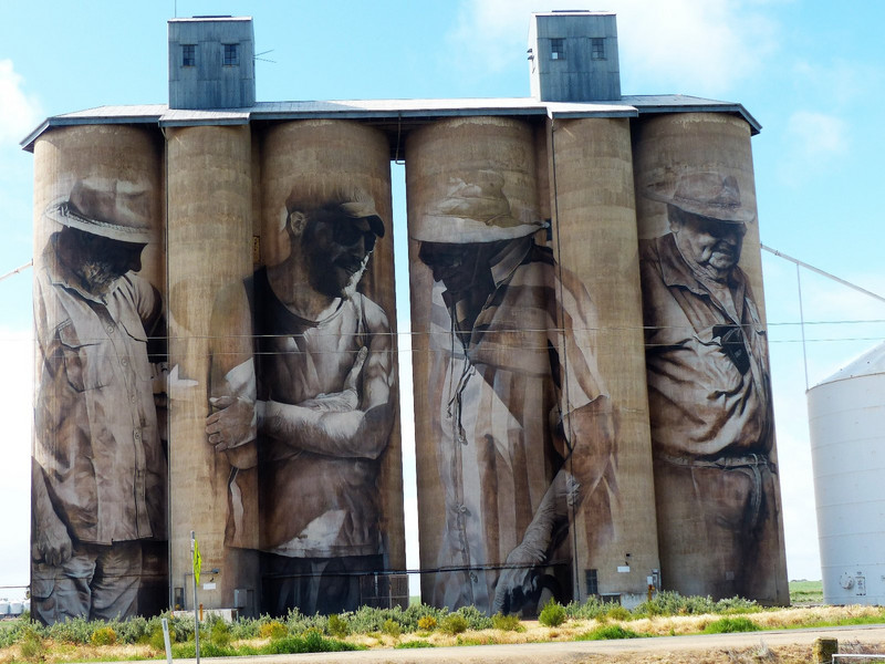 Another huge mural using 4 silos!