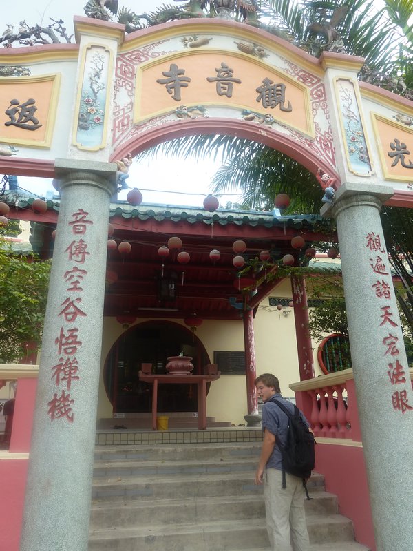 Next to the railway station we found a chinese temple!