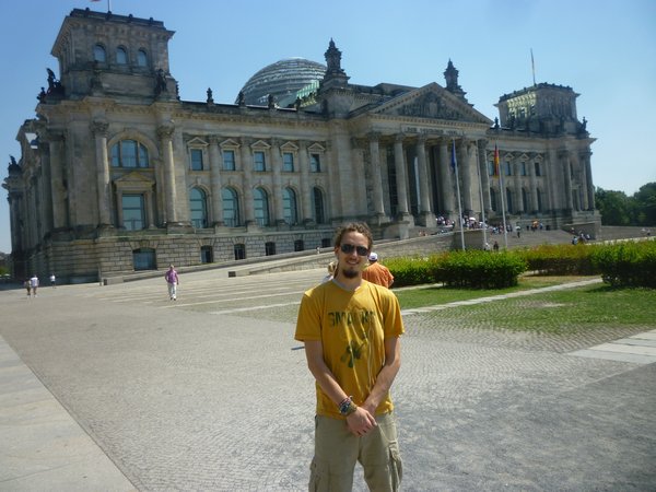 Vor dem Reichstag