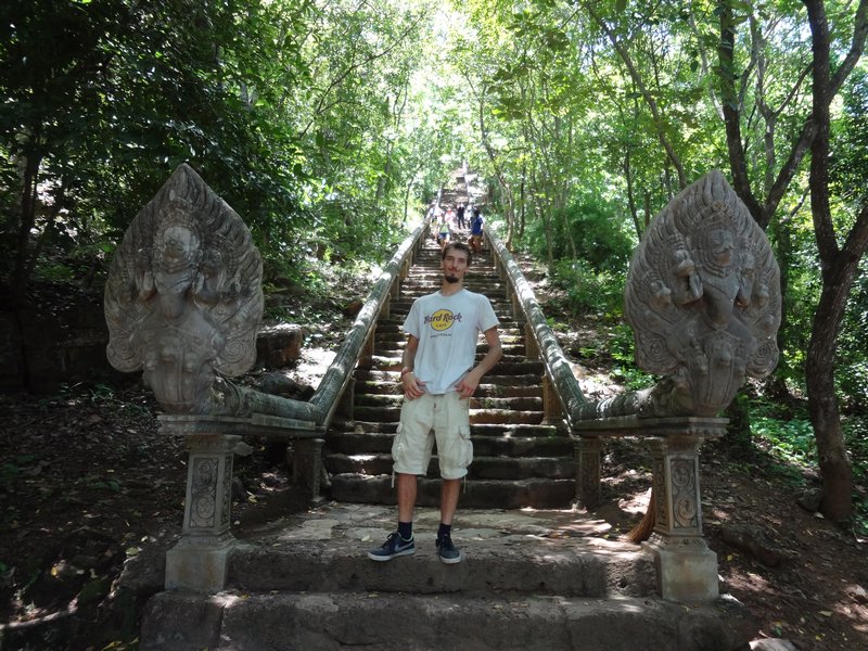 Die Treppen rauf nach Phnom Banan