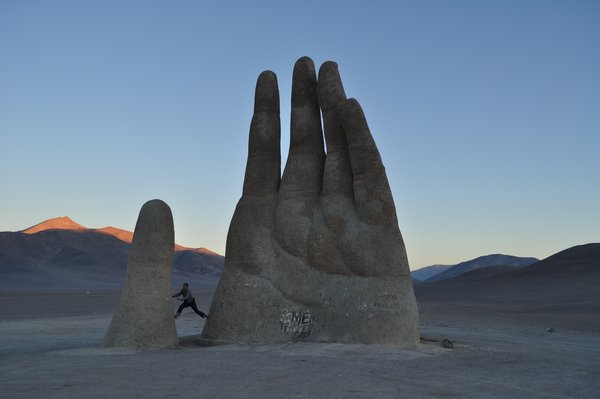 La mano en el desierto de Atacama