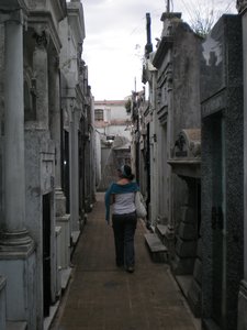 Caminando entre tumbas y más tumbas.