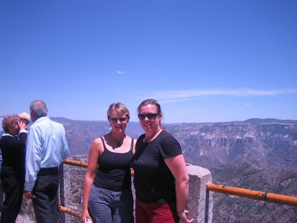 Girls with a view over the canyon